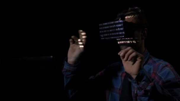 Опасный хакер использует очки и голограммы виртуальной реальности в своем убежище, чтобы проникнуть в правительственную систему и украсть данные — стоковое видео