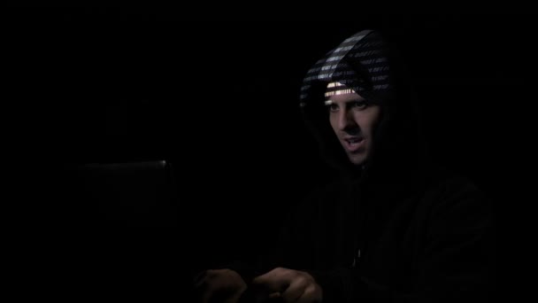 Giovane adolescente non conformista hacker organizzazione attacco malware su scala globale, mentre il codice binario è proiettato sul suo volto — Video Stock