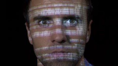Genç bir portresi bu kodu yüzünde öngörülen süre virüsten koruma programı üzerinde çalışan programcı cyber çalışan erkek