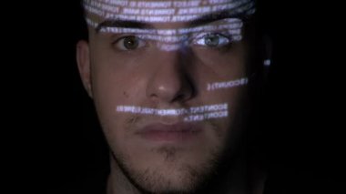 Portre programlama kodu çalıştırırken kameraya bakarak bir tehlikeli hacker siber suçlunun yüzünü öngörülmektedir