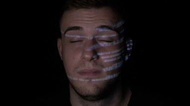 Genç AI yapay zeka öğrenci sınavı gözlü gece geç saatlerde ezberleme programlama kodu kapalı ve dijital veri onun yüzüne yansıyan o