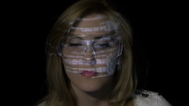 Primer plano de una sexy chica hacker rubia leyendo código de programación en el espacio de realidad virtual, mientras que los personajes de datos se proyectan en su cara — Vídeo de stock