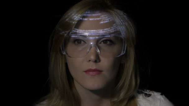 Närbild på en attraktiv det blond kvinna bär google glasögon samtidigt ha körs programkod på hennes ansikte — Stockvideo