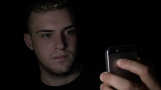 Jeune adolescent homme utilisant une application de code binaire smartphone pour scanner son visage et le déverrouiller — Video