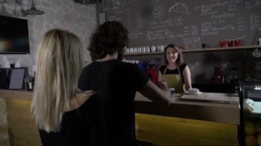 Modern kafe salonu sırada bekleyen istemcilerin hizmet ve onların hareket eden smartphones uygulaması üzerinde uygulanan yeni bir teknoloji ile ödeme