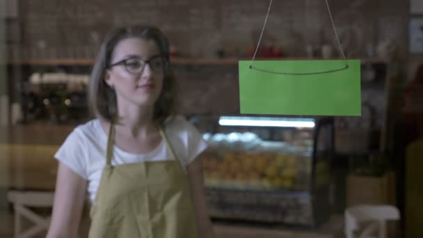 Fiatal munkavállaló kávézó üzlet lány essek át nyílt szoros zöld képernyő-jel, és keres kívüli ügyfelek — Stock videók