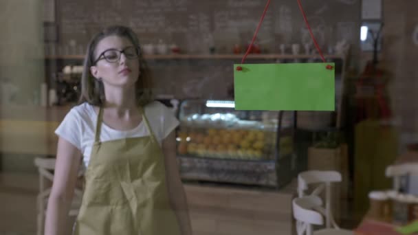 Kinézett az ablakon, az ügyfelek sóhajtva szemüveg női barista többszintű shift és essek át a zöld képernyő záró jel végére — Stock videók