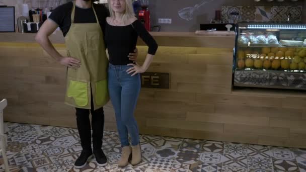 Framgångsrik entreprenör småföretagare står stolt och lycklig i kafé leende — Stockvideo
