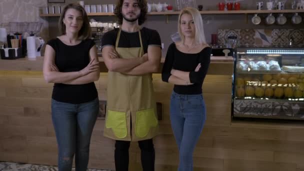 Mitra bisnis yang cantik dan teman-teman yang berpose untuk pemotretan di dalam kedai kopi pada hari pertama pembukaan — Stok Video