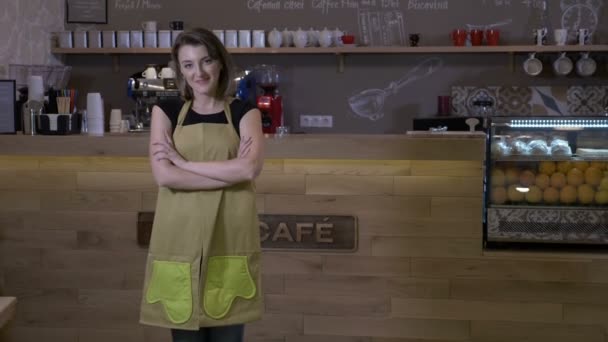 Női kávézó tulajdonosa a számláló lét elégedett munkája és mosolygós büszkén előtt áll — Stock videók