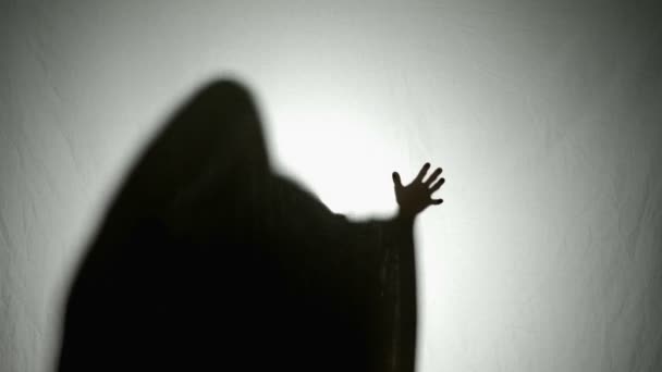 ハロウィーンの覆われた幽霊怖い恐ろしい方法でその手の移動のシャドウ シルエット — ストック動画