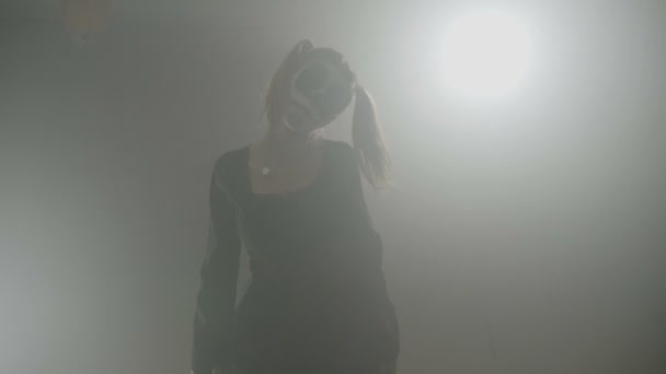 Зла лялька дівчина з кісками прокидається від мертвих на ніч Хеллоуїна починає полювати на місце — стокове відео