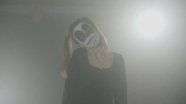 Halloween karneval strašidelné peklo panenka lebka žena nosí černé šaty a vlasy copánky při pohledu na obrazovku — Stock video