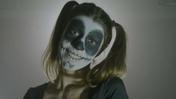 Portrait d'un halloween harley quinn crâne horreur poupée femme rire fou sur un fond gris — Video