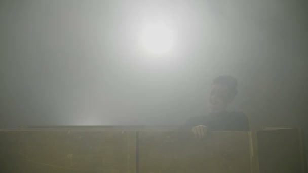 Frankenstein zombie mâle se réveillant des morts sortir de son cercueil entouré de brouillard la nuit d'Halloween — Video