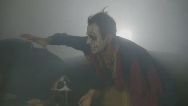 Głodujących maniaka pary zombie wstanie z grobu i indeksowania w kolanach szuka ofiar na noc halloween — Wideo stockowe