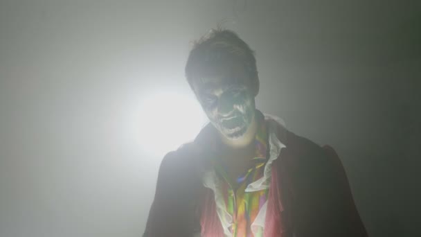 精神病男小丑笑疯狂的邪恶和可怕的相机在万圣节 — 图库视频影像