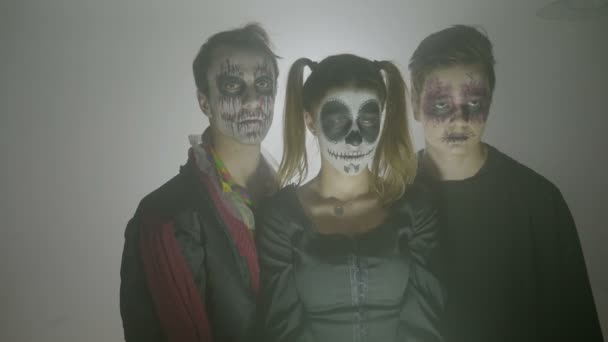 Groupe de zombies d'Halloween féminins et masculins avec costumes et maquillage debout immobile et regardant la caméra — Video