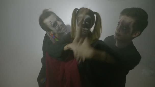 Halloween machos e fêmeas zumbis lutando e atacando cercado por neblina — Vídeo de Stock