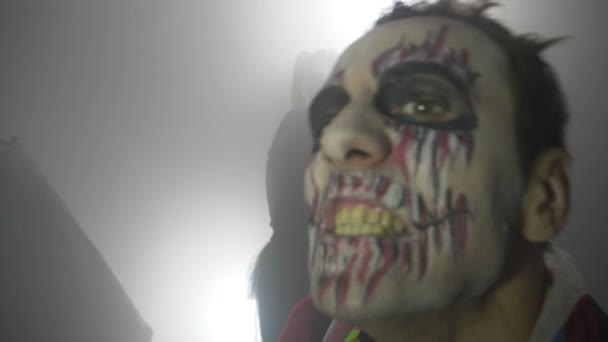 Halloween vampiro clown e orrore teschio bambola spaventoso e mordere e urlando con le bocche spalancate al rallentatore — Video Stock