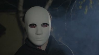 Bir Cadılar Bayramı zombi için kamera düz seyir yüzünde beyaz bir maske ile yakın çekim