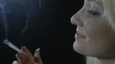 Uyuşturucu bağımlısı sarışın kadın mavi gözlü esrar esrar duman ve rahatlatıcı yıldırım