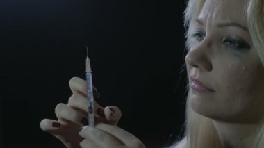 Odanın karanlık bir köşede depresyon evde aşmak eroin şırınga hazırlanıyor genç erkek portresi