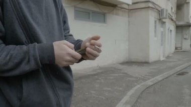 Keş çocuk başlıklı onun smartphone üzerinden online banka kullanarak esrar için para veren genç bir öğrenci için uyuşturucu satmak