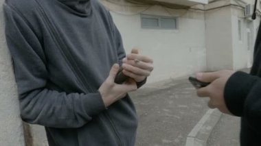 Adam başlıklı bitcoin Kripto para biriminden onun smartphone sonra tarama qr kodu kullanarak ödeme blok köşesinde bir satıcı gelen uyuşturucu satın