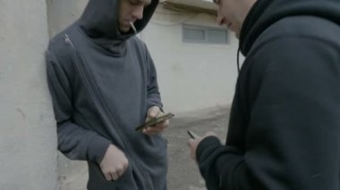 Esrar bitcoin cryptocurrency ödeme karşılığında geç gece partisi için satın almak için gün süre içinde blok önünde erkek komşularıyla tanışmak