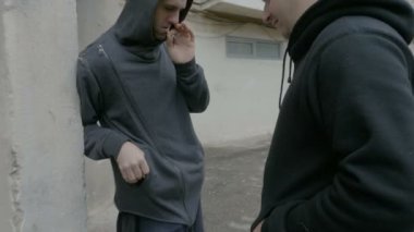 Ünlü erkek rapçi esrar uyuşturucu satıcısı başlıklı bir tehlikeli mahallede gün süre içinde satın alma