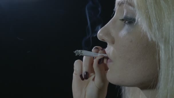 Detailní záběr z drogové závislý rozvedený svobodná matka kouří ilegální marihuana společné doma potmě — Stock video