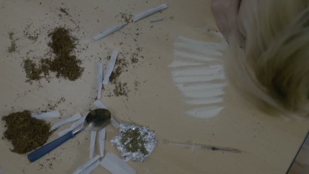 Závislými mladé ženské drogový dealer udržování plevele a hrdinka na stole při šňupání kokainu — Stock video