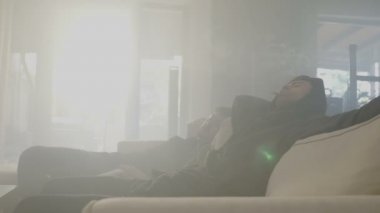 Kanepede ürpertici ve yüksek bir esrar ile bir oturma odası duman bulutları tam ortak Başlarken zor bir sınavı geçtikten sonra erkek öğrenciler