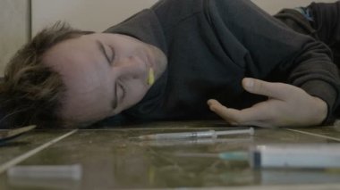 Banyo kat spazm üzerinde farkında olmadan yalan ve aşırı dozda eroin uyuşturucu enjekte sonra kusma sarhoş genç çocuk