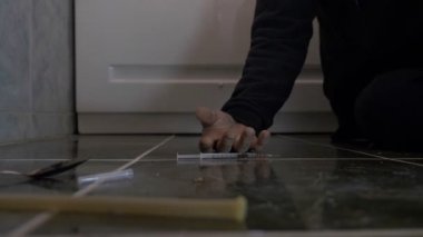 Aşırı dozda eroin kusma ve bilinçsizce ağır çekimde spazmları olan yere düşen banyoda ve çekim adam genç uyuşturucu bağımlısı