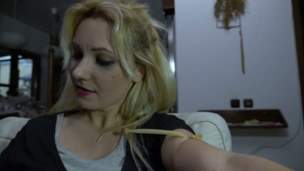Drog beroende singelmamma förbereder hennes skott av heroin och injicera det i hennes ådror hemma i slow motion — Stockvideo