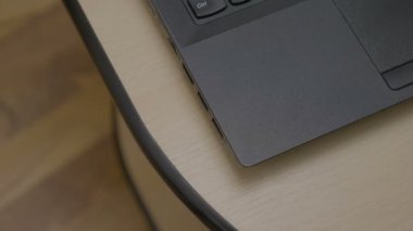 Onun ofiste tabloda diz üstü bir usb stick ve dışarı tıkalı bir adam elinde yerleştirilen