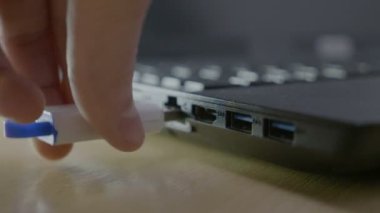 --Dan bir laptop yeti_ebilmek doğru bağlantı noktası bulmak için mücadele sopa bir usb veri ile bilgi çalmak erkek hacker takın