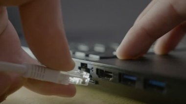 Diz üstü bağlantı kontrol portuna ethernet kablosu tanıttığım ve sonra sökeceğinizi adam parmak