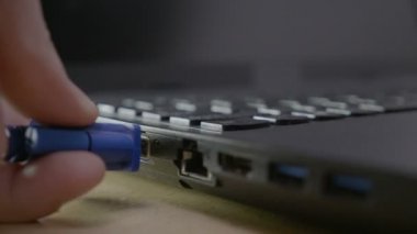 Bir o kadar yakın bir vga kablo dizüstü limanda taktıktan ve sökeceğinizi dostum