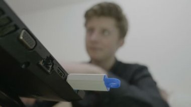 Şirket bu gerekli belgeleri indirmek için bir usb memory stick kullanarak evden çalışan bir çocuk