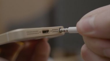 Kamusal alanda müzik dinlemek için kulaklık içine onun smartphone taktıktan bir adamın elleri