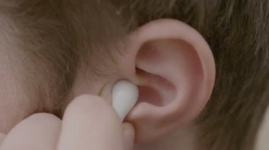 Erkek kulak kulaklık müzik ve ritim başını başını sallayarak koyarak kapatın