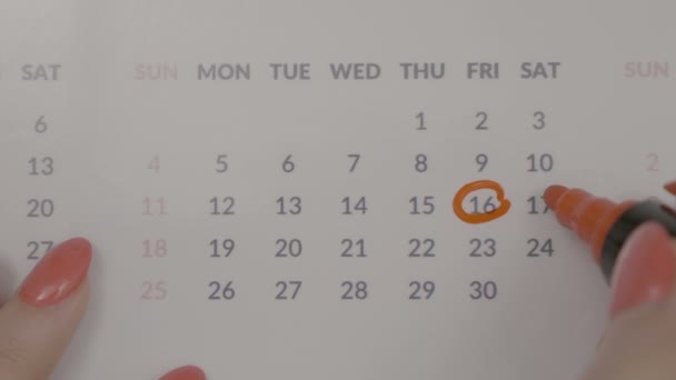 Vista superior de las manos de mujer de negocios firmando días de vacaciones en el calendario con pluma roja — Vídeos de Stock