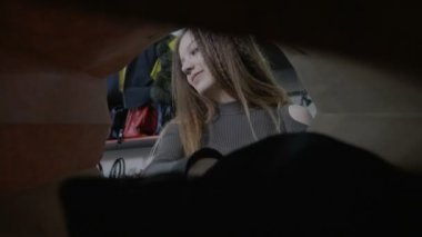 Marka kıyafetler seyir ve onları düzenli hafta sonu alışveriş merkezinde alışveriş torbaya koyarak kadın modeli müşteri