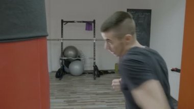 Egzersiz spor stüdyo altın madalya kazanmak büyük mücadele için boks genç erkek boxer