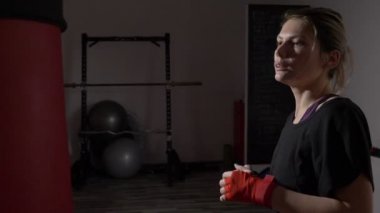 Kalmak bir spor salonunda boks güzel çekici sarışın kadının ağır çekimde uygun