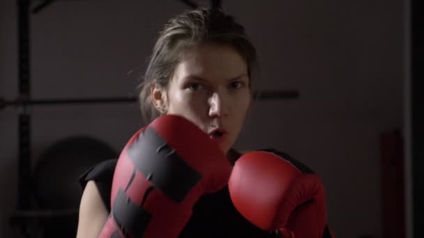 POV close up de belo modelo feminino olhando para a câmera e sombra de boxe em câmera lenta — Vídeo de Stock