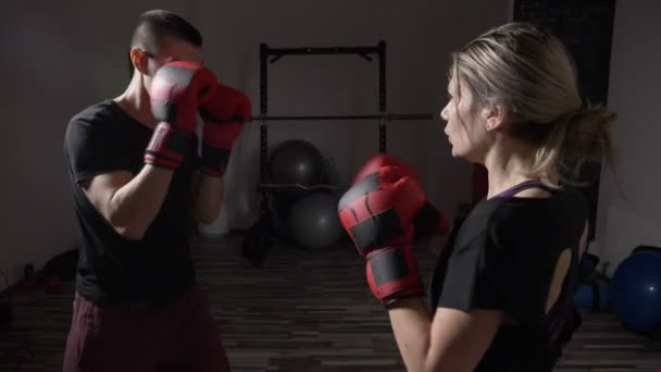 Kickboksen vrouw en een man die elkaar boksen als een stress relief therapie aanbeveling om innerlijke spanningen in slow motion — Stockvideo